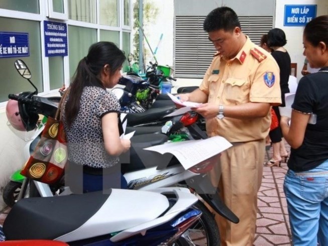 市民辦理車輛註冊手續。