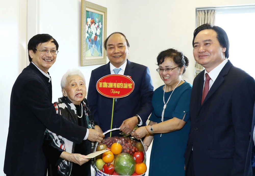 政府總理阮春福問候我國女鋼琴家人民教師、優秀藝術家蔡氏蓮(見圖，左二)。