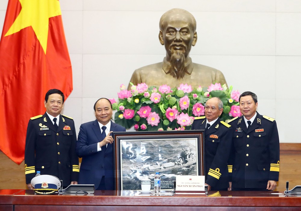 退役軍人向政府總理阮春福贈送紀念品。(圖源:越通社)