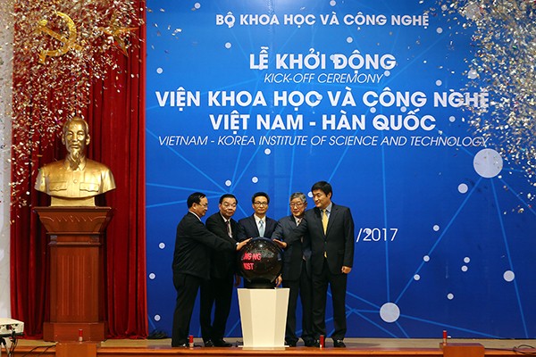 政府副總理武德膽(中)出席V-KIST投入啟用儀式。(圖源:BL)