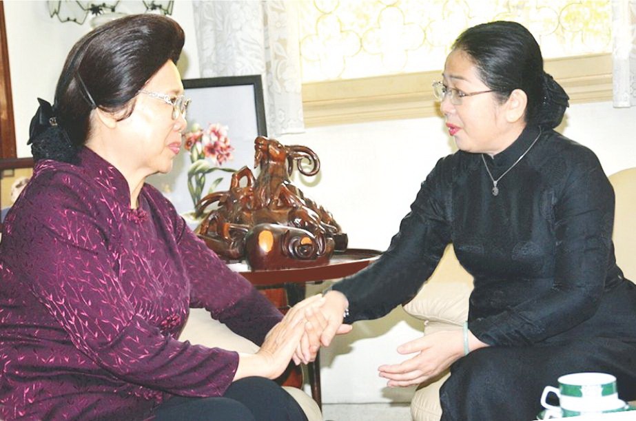市委副書記武氏蓉問候武文傑總理夫人潘梁琴。（圖源：市黨部新聞網）
