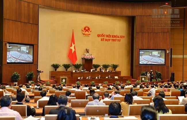 國會代表昨(23)日上午在會場繼續第4次會議議程,討論《網絡安全法》草案。(圖源:Quochoi.vn)