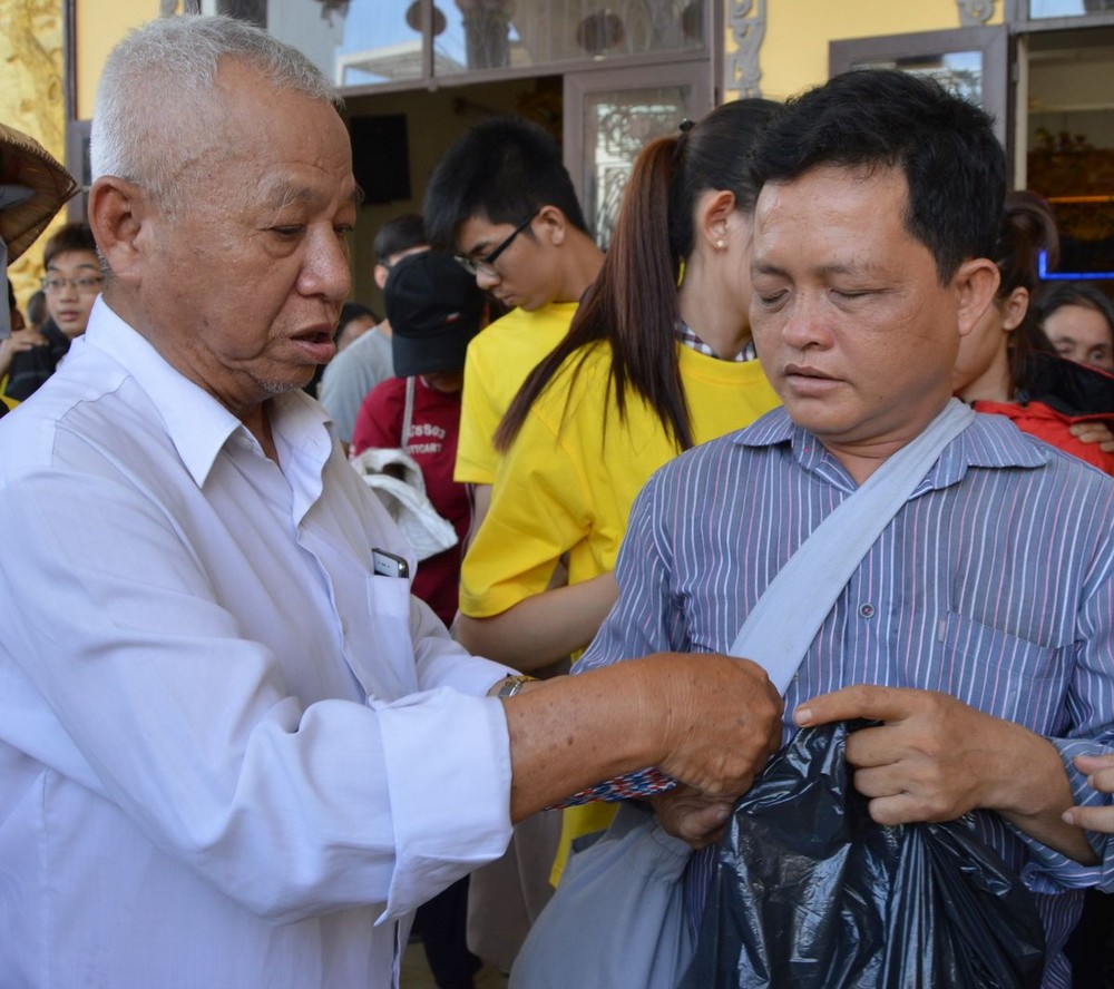 李庭輝代表福慧慈善組派發禮物。