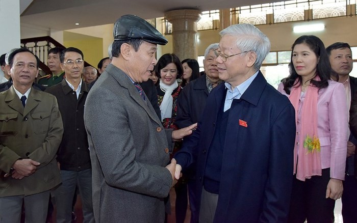 阮富仲總書記與西湖選民接觸。