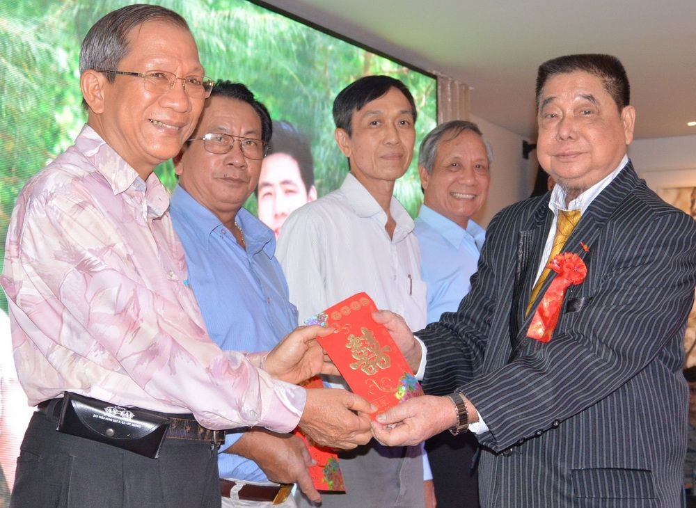 江老先生向各單位報效活動經費。