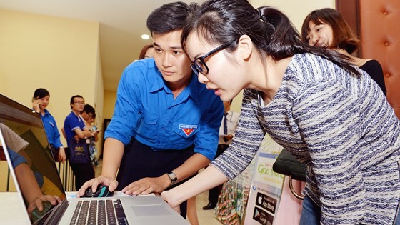 共青團員指引民眾查詢本市規劃資訊。