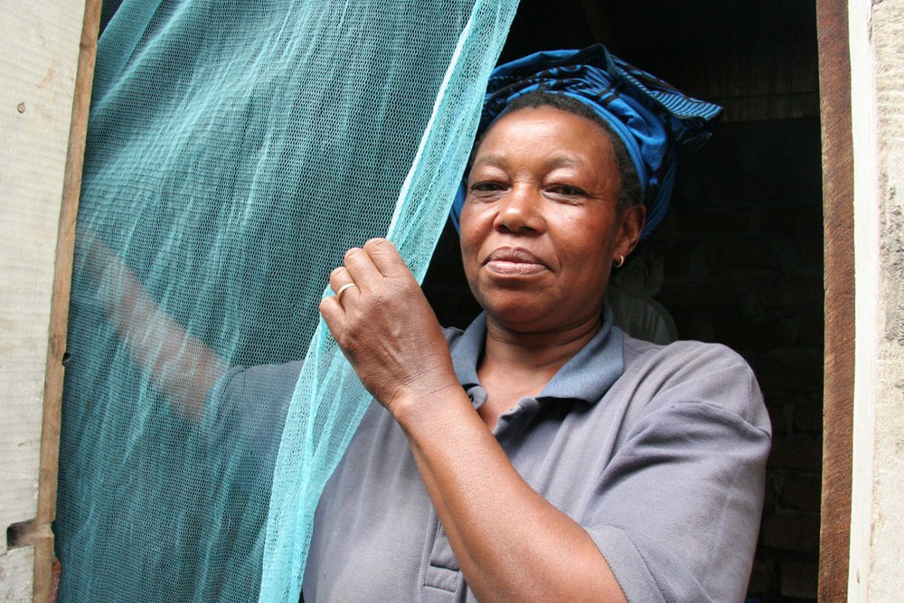 坦桑尼亞婦女掛起防瘧疾蚊帳。（示意圖源：世衛組織）