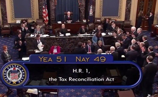 現場共和黨人紛紛鼓掌慶祝。（圖源：互聯網）