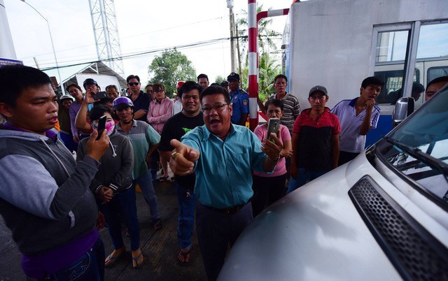 司機反對收費站收取昂貴的路費。（圖源：南陳）