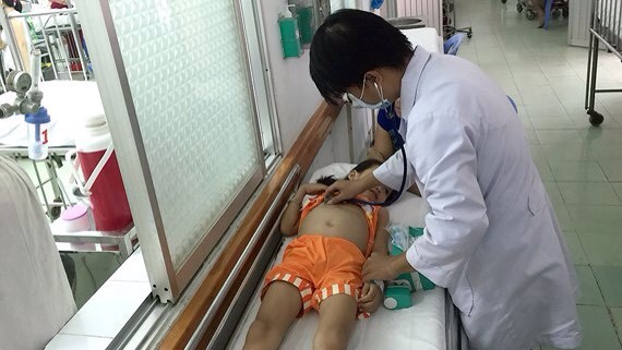 醫生正在給得瘧疾病兒治療。