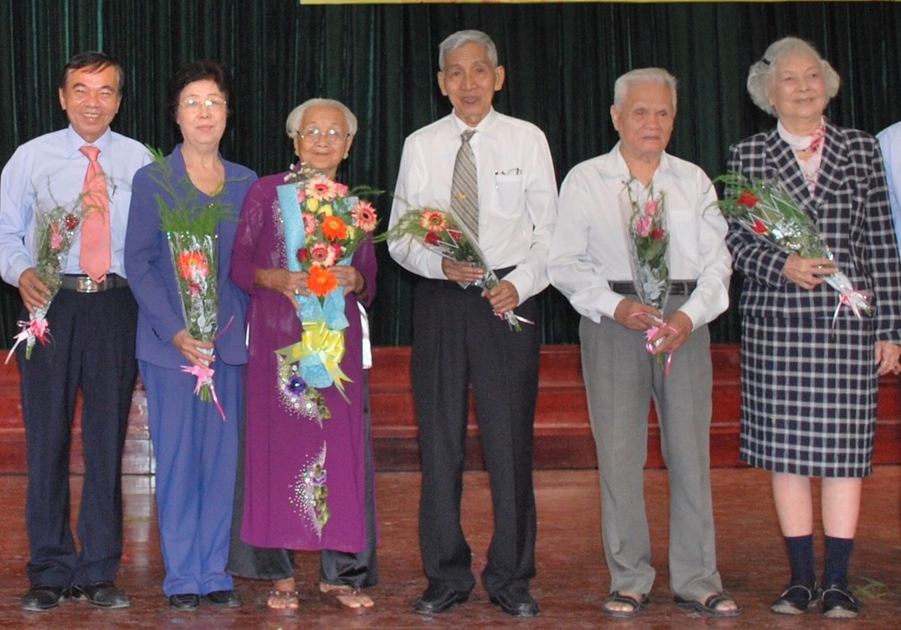 市祖國陣線委員會副主席何增（左四）和市各少數民族文學藝術協會主席劉金華（左二）獲表彰。