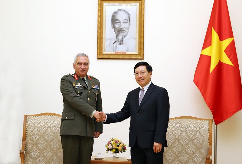 政府副總理、外交部長范平明(右)接見歐盟軍事委員會主席科斯卡拉克斯(M. Kostarakos)。（圖源：海明）