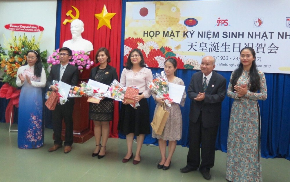 市人文與社會科學大學日语系越日友好分會代表獲贈紀念品。