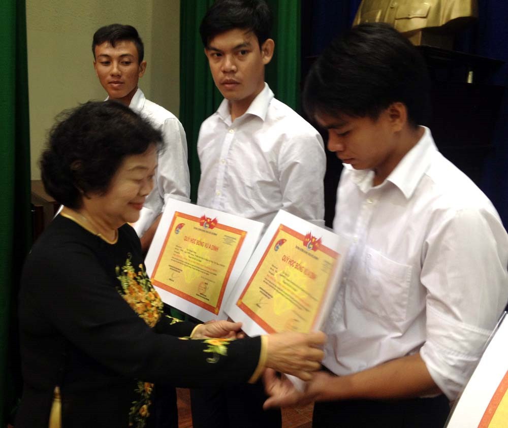 原國家副主席張美華頒助學金給學生。