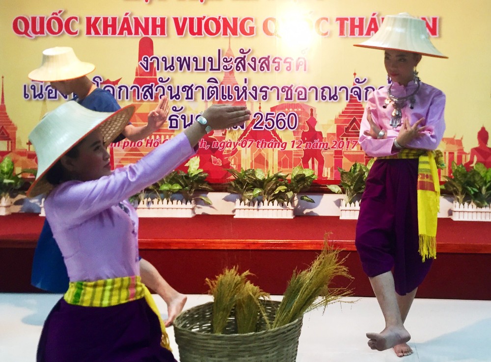 本市大學生表演的文藝節目。