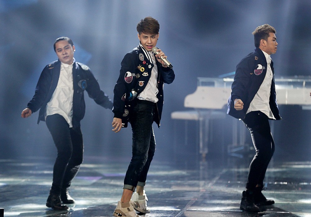 男歌手諾福盛曾被某廚師在社交網上誹謗，但後來已刪除相關內容。