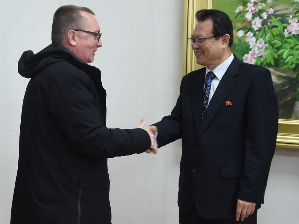 聯合國副秘書長傑佛里‧費爾特曼(左)訪問朝鮮討論朝鮮半島局勢。（圖源：路透社）