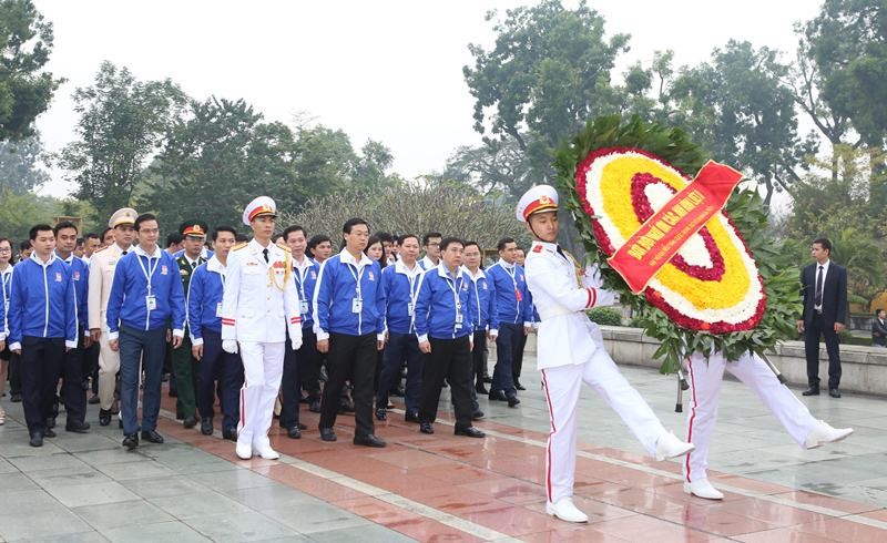 開幕前各代表晉謁胡志明主席陵。