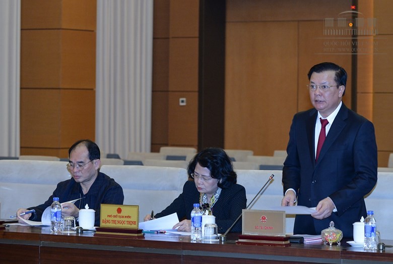 財政部長丁進勇在會上闡述有關撥款補充購買國家儲備大米的政府呈文。（圖源：Quochoi.vn）