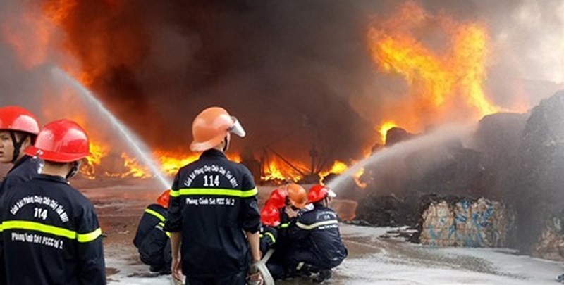 消防力量在積極滅火。（圖源：互聯網）