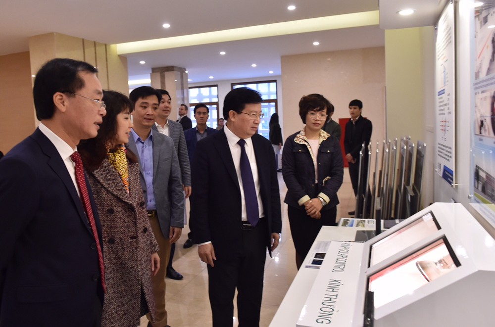 政府副總理鄭廷勇出席並參觀建材陳列室。（圖源：VGP）