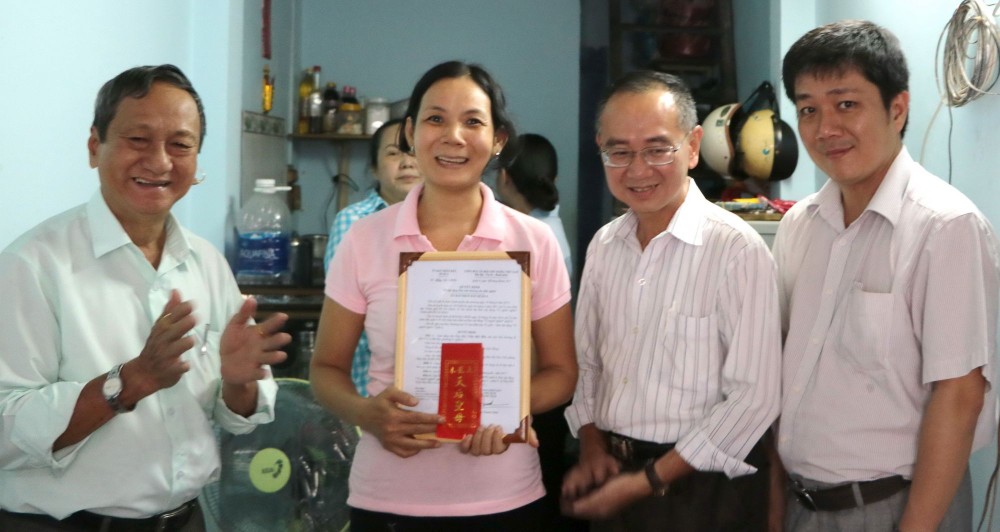 陳惠鳳入住新屋時感動得熱淚盈眶。