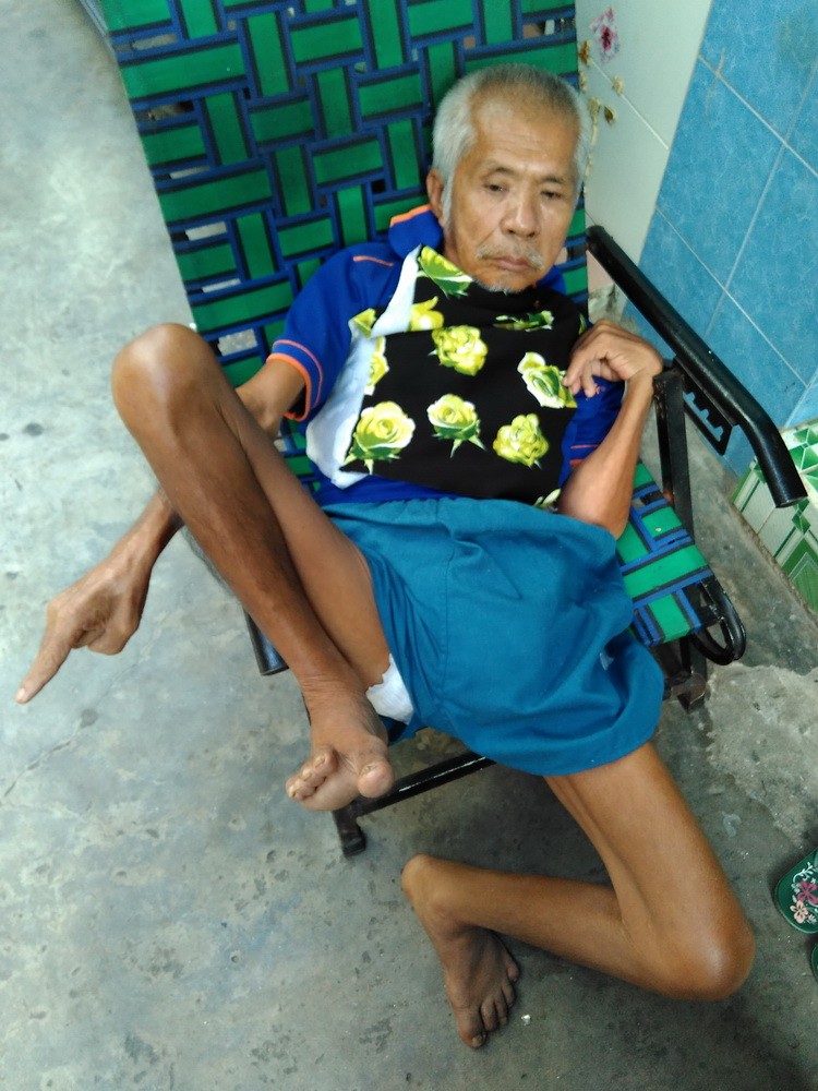 莊泰興自小患神經病，如今又四肢癱瘓。