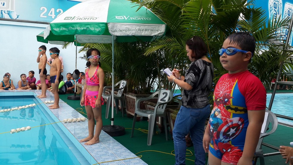 明道小學的學生參加游泳測試。