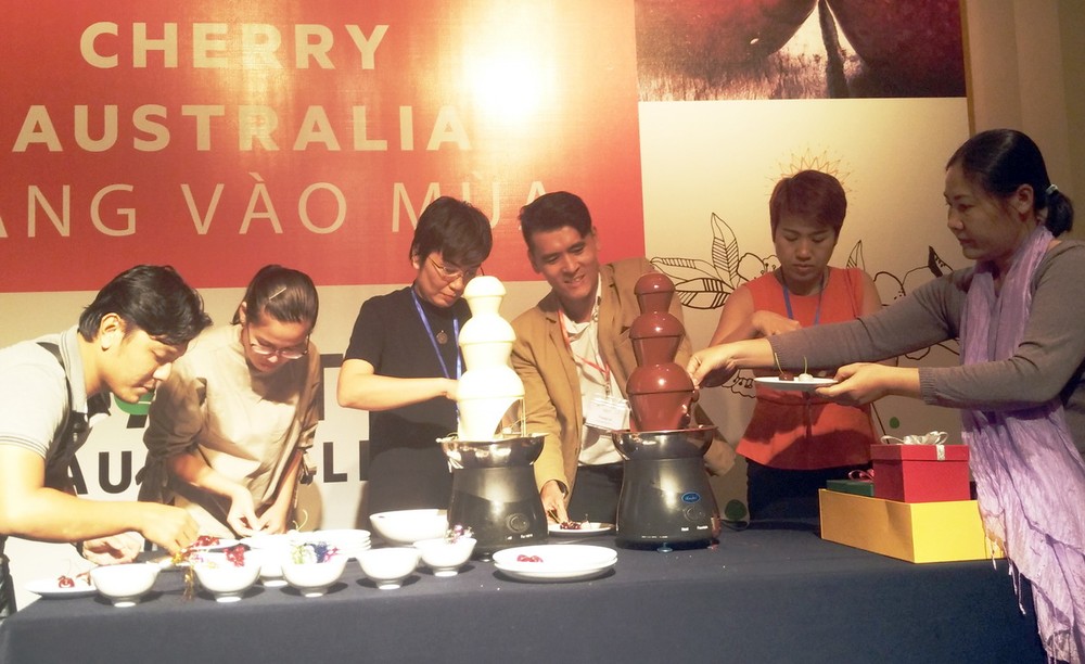 與會者參與製作櫻桃美食。