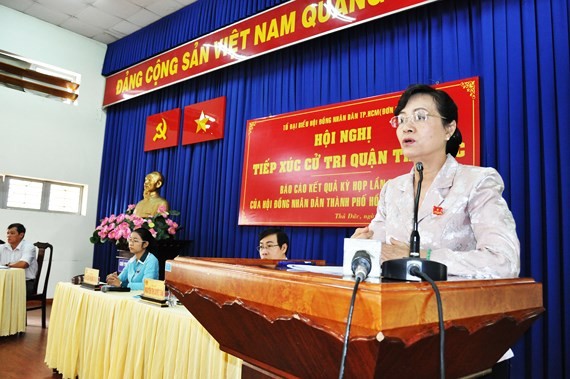 市人民議會主席阮氏決心回答守德郡選民的詢問。（圖源：喬峰）