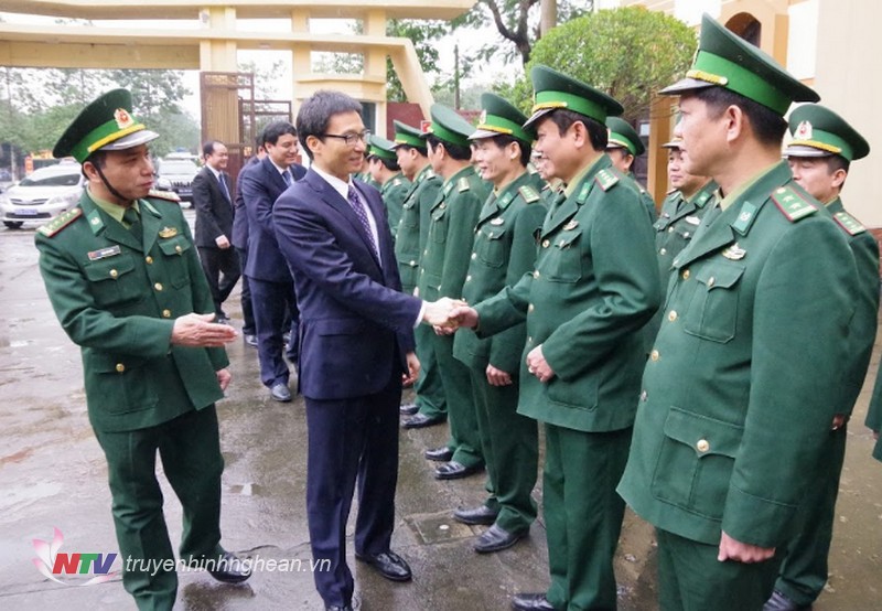 政府副總理武德膽前往看望並向乂安省邊防部隊幹部、戰士致以節日的祝賀。（圖源：乂安電視台視頻截圖）