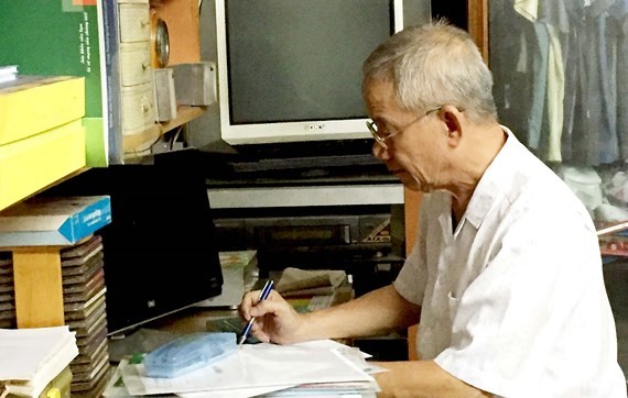 五伯正在研究民眾委託辦理的房地產糾紛案資料。