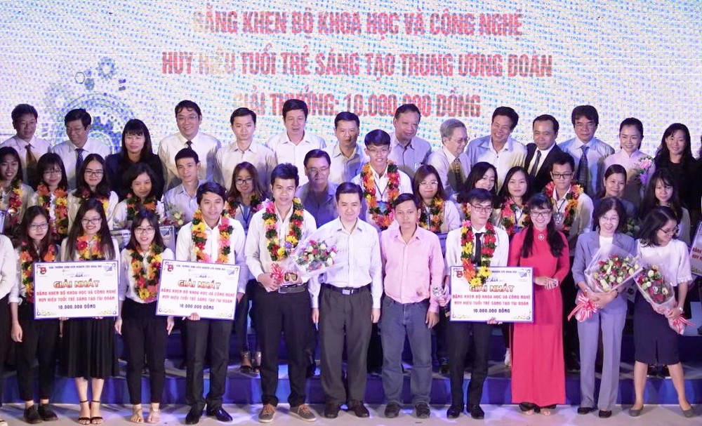 圖為共青團市委與市國家大學舉行的第十九屆尤里卡獎頒獎儀式。