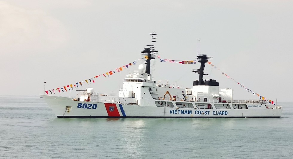 我國最大海警CSB-8020號巡邏艦駛進頭頓港。（圖源：友林）