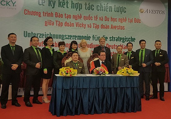 薇凱集團(VicKy)與德國Avestos培訓集團雙方代表在簽署合作備忘錄前合照。（圖源：黃景）