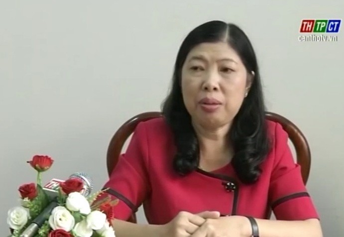 芹苴市婦聯會代表葉氏秋紅在會議上發言。（圖源：芹苴市電視台視頻截圖）