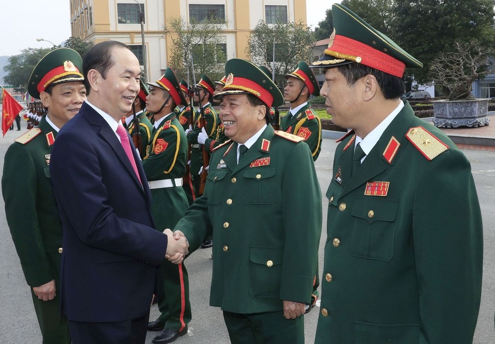 國家主席陳大光親切問候各將領。 （圖源：越通社）