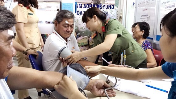 病者在做摘除白內障及植入人工晶體術前檢查。