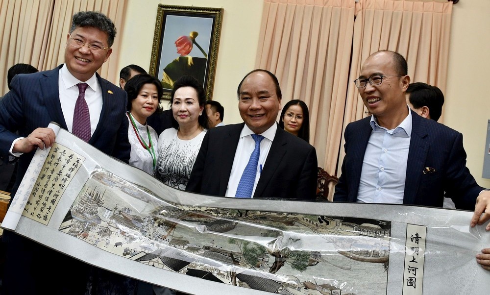 中國綠地集團董事長張玉良(左一)與中國上海半島酒店主席王偉賢(右一)向阮春福總理贈送紀念品。