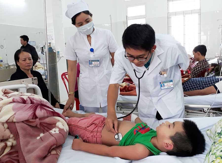 某醫院醫生正在為病童診療。（圖源：阮蓉）