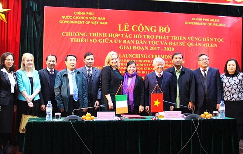 民族委員會與愛爾蘭大使同與會代表合影。（圖源：cema.gov.vn）