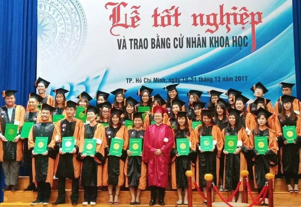 市人文社會科學大學東方學系畢業典禮師生合照。