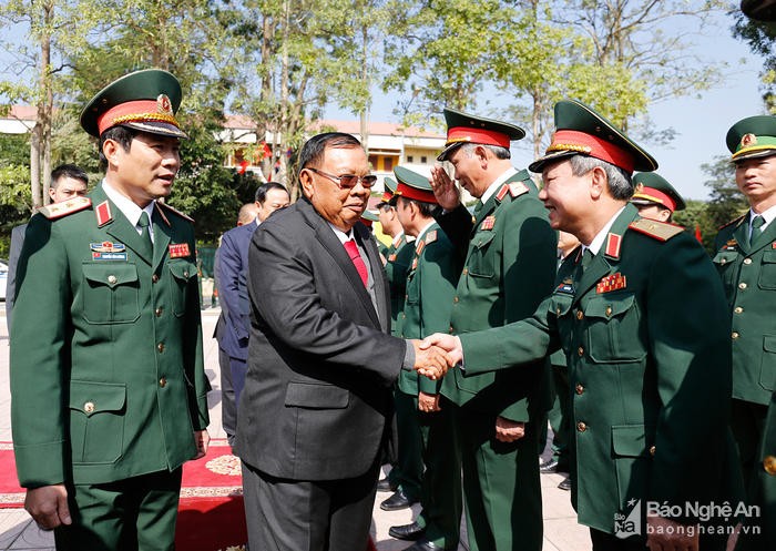 老撾總書記、國家主席本揚‧沃拉吉與第四軍區幹部、戰士們親切交談。（圖源：乂安報）