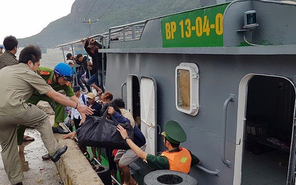 邊防部隊護送民眾到安全地方。