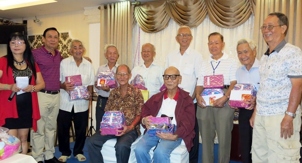 胡百全會長(左二)向高齡校友贈送禮物。