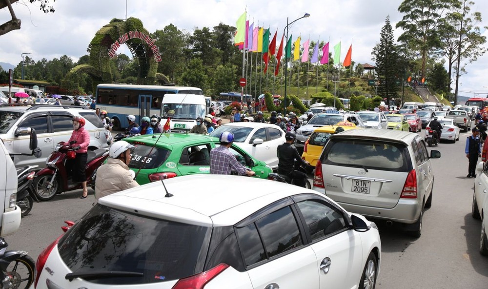 大勒市中心區域的附近道路上，車流與人流不斷湧向路面，使得出行的民眾遇上不少困難。（圖源：廷詩）