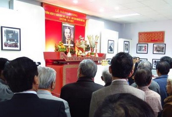 富安省各位領導同志與廣大人民向阮友壽律師、主席上香緬懷。（圖源：越通社）