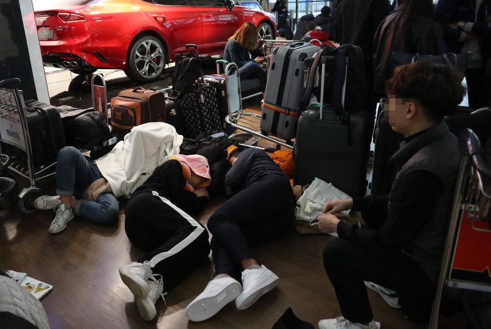 朝鮮半島西部連兩天出現大霧，有逾900航班被延誤或取消，大批乘客被迫留在機艙內或在機場過夜。（圖源：韓聯社）