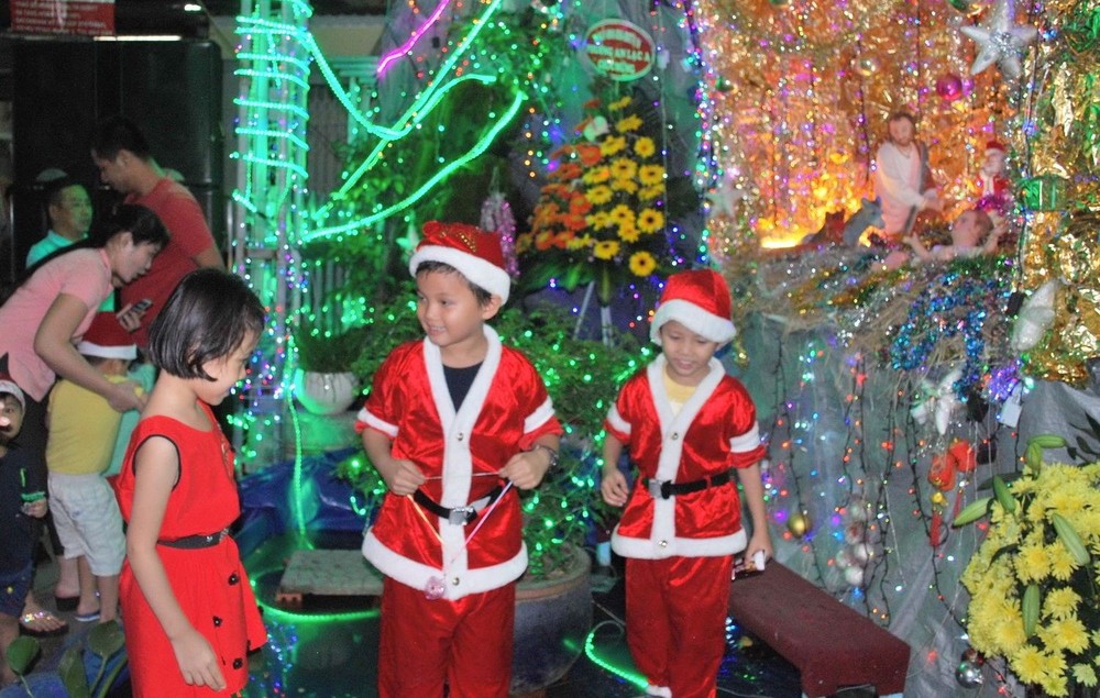 小朋友打扮成聖誕老人歡度平安夜。