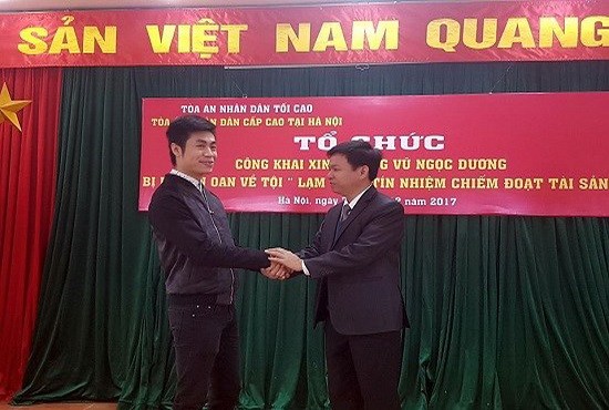 被冤判者武玉陽(左)在公開道歉儀式上。